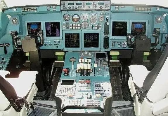 tu204客机驾驶舱来给你们看一看另一些俄制客机---tu204和il96的驾驶