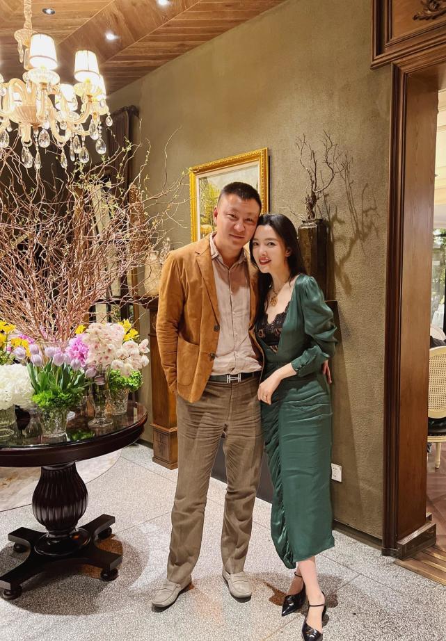 其中有3张是与老公的合照,1张是老公送给刘彦池的鲜花和留言,1张是