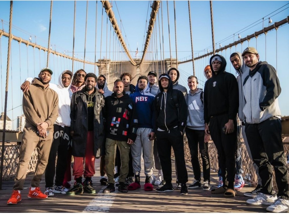 篮网16人合影出炉欧文杜兰特不站c位詹娜两大前男友并肩而立