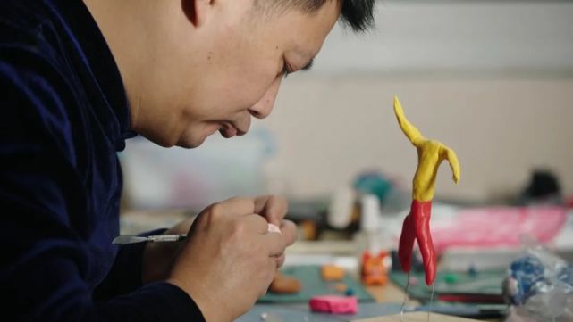 不管别人认不认同,我先认同自己……",丁建华坦言,黏土捏塑可以释放和