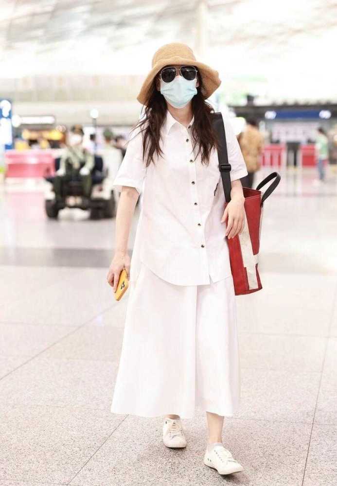 梅婷风格又变了，穿白衬衫配半身裙走机场，超有“少女范”关于健康的英语小对话