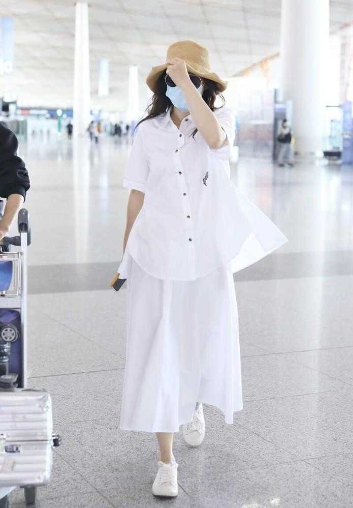 梅婷风格又变了，穿白衬衫配半身裙走机场，超有“少女范”关于健康的英语小对话