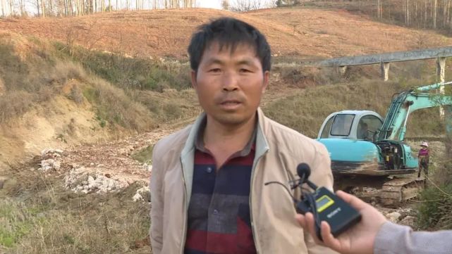 广南县莲城镇平山社区卯子村小组干部罗世武说"先把毛路修通以后