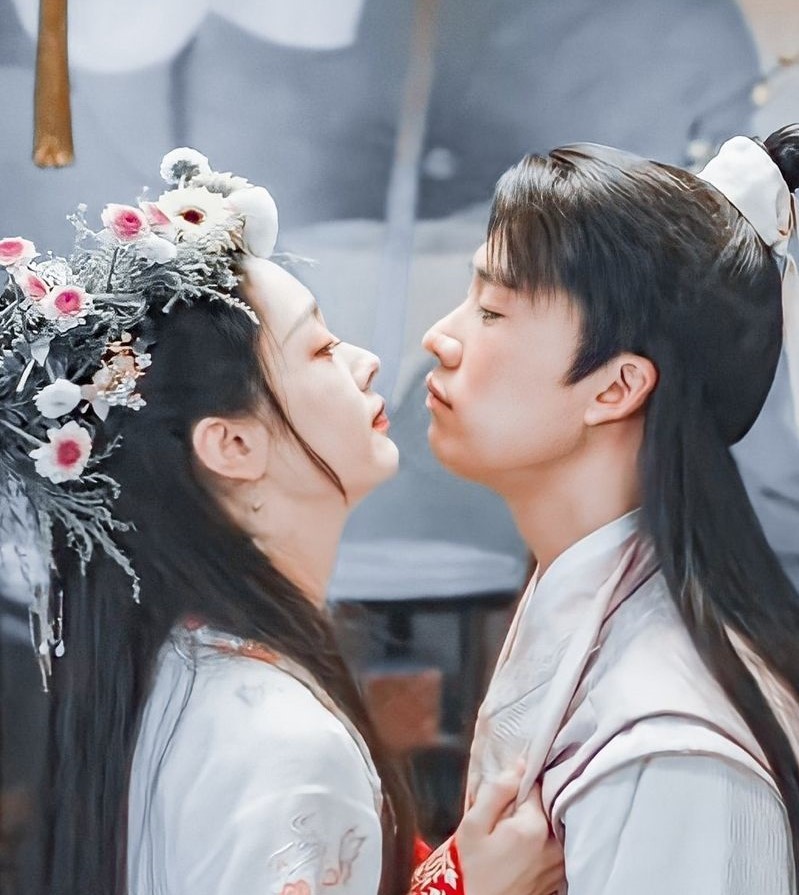 看看郭麒麟在《赘婿》中的吻戏,那么害羞,怎么可能和女子街头热吻呢?