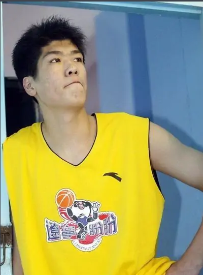 中国女篮梁天云身高1米97因情伤退役嫁农村小伙被宠成宝