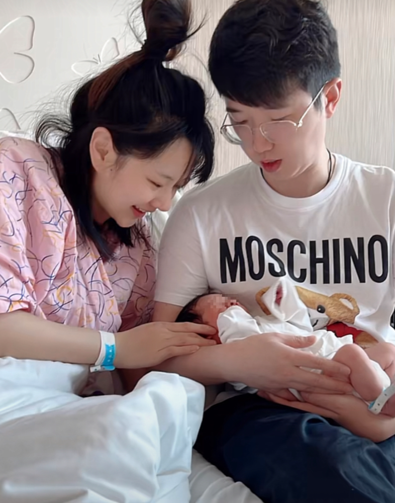 恭喜26岁知名车模网红苏宁生子去年9月官宣与摄影师结婚