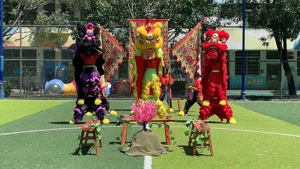 合兴堂女子狮队表演节目《桃园结义》,演绎了刘关张结义,饮酒,盟誓的