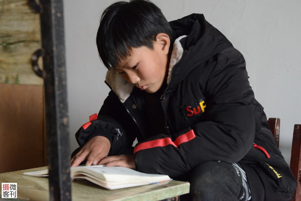 母亲患精神疾病,9岁男孩发奋读书立志走出小山村:靠学习改变命运