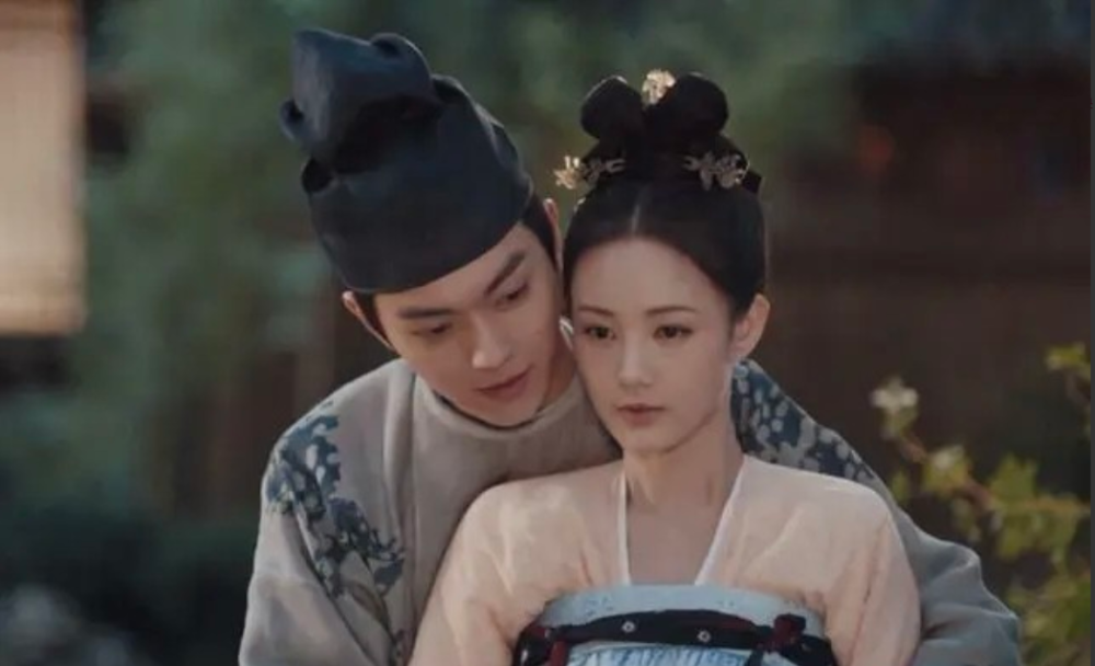 电视剧也是演一部火一部,搭档谭松韵主演的《锦衣之下》,搭档张慧雯