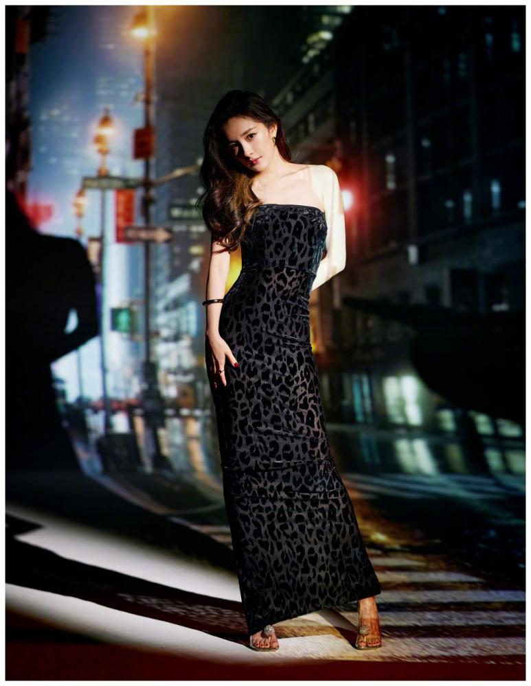 杨幂的身材真的绝了黑色鱼尾裙凹凸有致仔细一看居然暗藏玄机