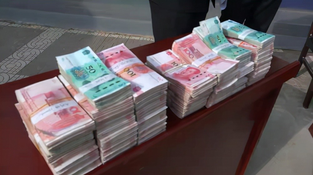 蒲城警方举行返赃大会为群众返还现金60万元