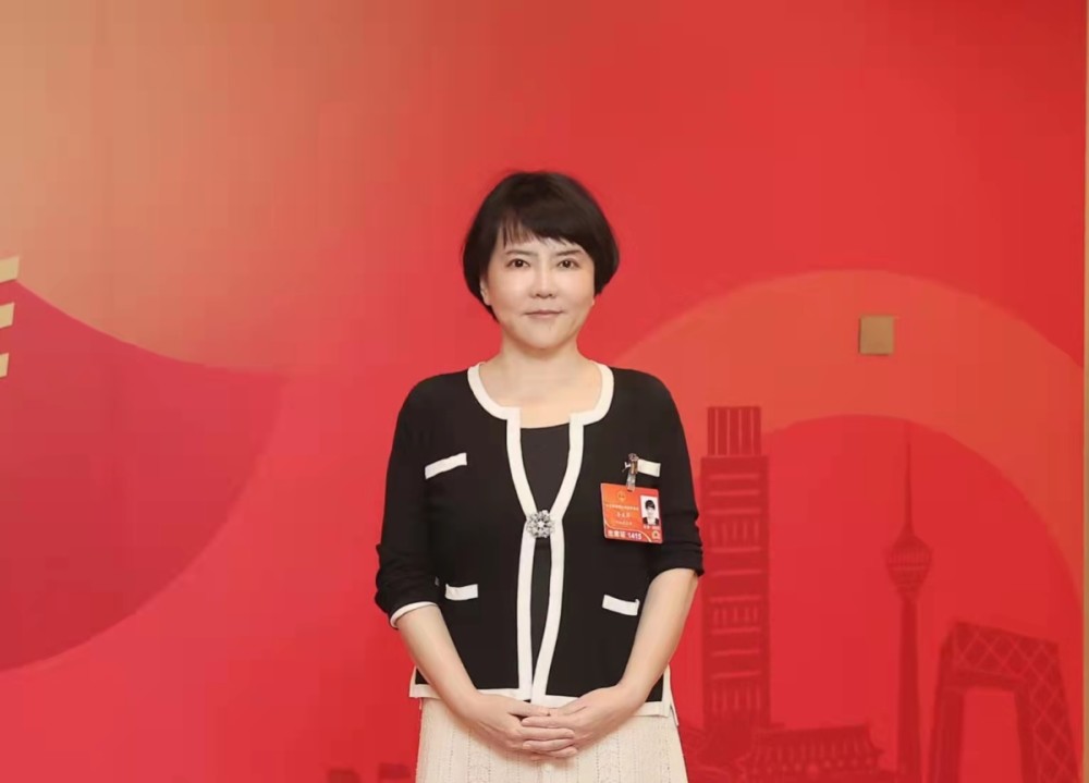 李亚萍代表建议男性陪产假统一延至30天