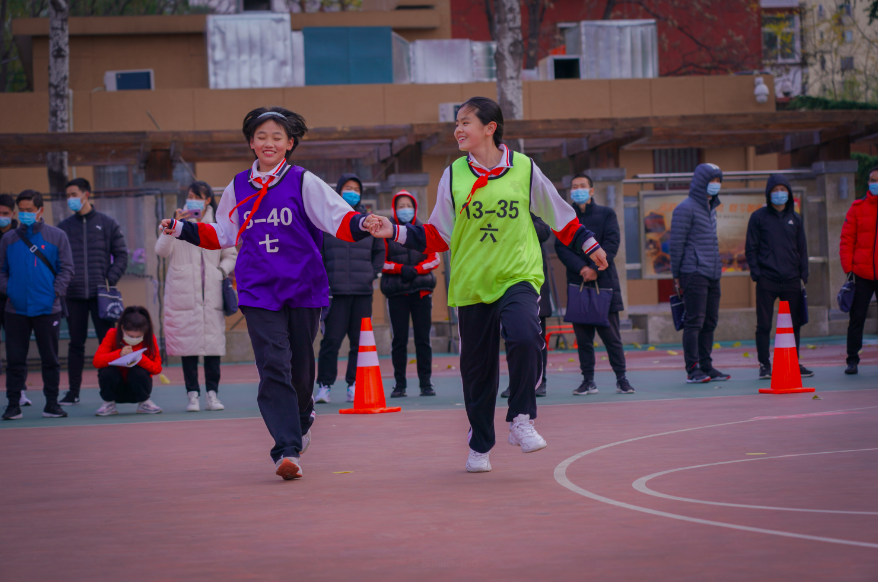 孩子们为啥闭眼跑步？北京这所学校开设向日葵课堂