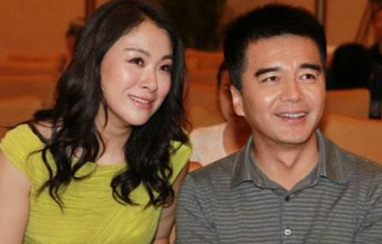 沈傲君相恋10年遭前男友出轨嫁给乾隆后裔外交官丈夫