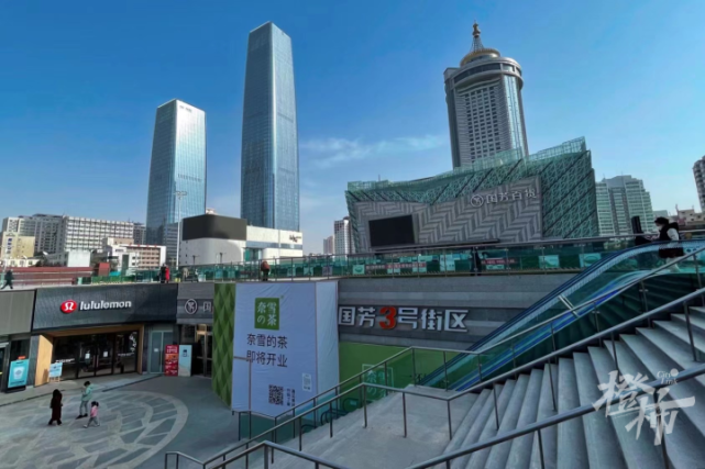 龙湖杭州国芳天街位于钱塘智慧城核心区,与地铁1号线,9号线客运中心站