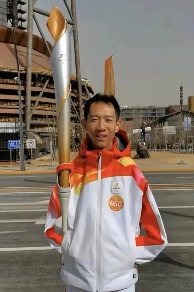 川大毕业生"无臂少年"彭超担任北京冬残奥会火炬手