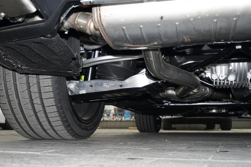 底盘悬架部分,保时捷cayenne e-hybrid在前桥,后桥上均用了多连杆式