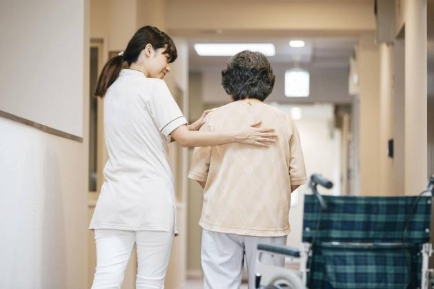 但国家也在陆续出台各种措施积极应对,帮扶独生子女更好地照顾老人