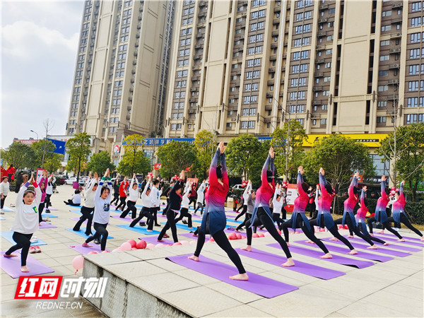 全民瑜伽户外大型健身活动展巾帼英姿