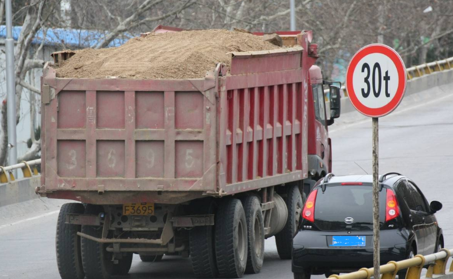 代表提议将货车严重超限超载行为入刑给予残疾人考驾驶证资格