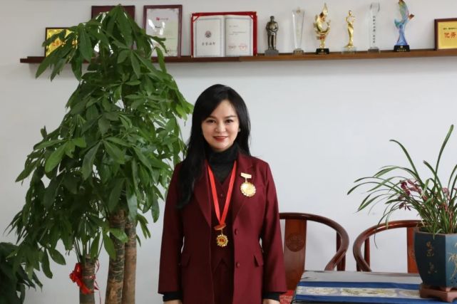 【把最美的礼赞献给"她" 】熊虹婷:钢材行业里的最美"巾帼红"|郴州|熊