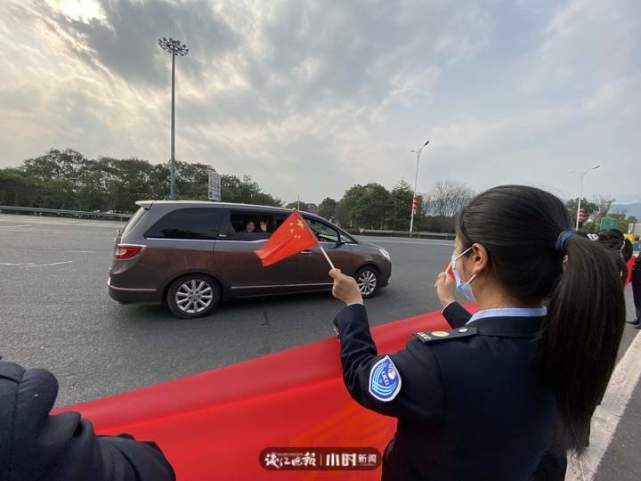 当天下午3点半,李梦雯乘坐的车辆在浙江省交通集团台金高速仙居收费站