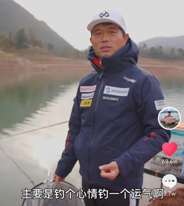 钓王邓刚火速“复出”，穿6000元名牌滑雪服出征，引网友热议_腾讯新闻