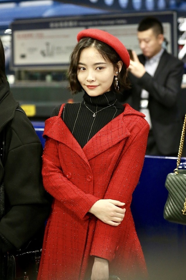 SNH48许佳琪挺懂穿搭的，红色贝雷帽配复古大衣裙，好减龄啊乌克兰动力沙皇收购