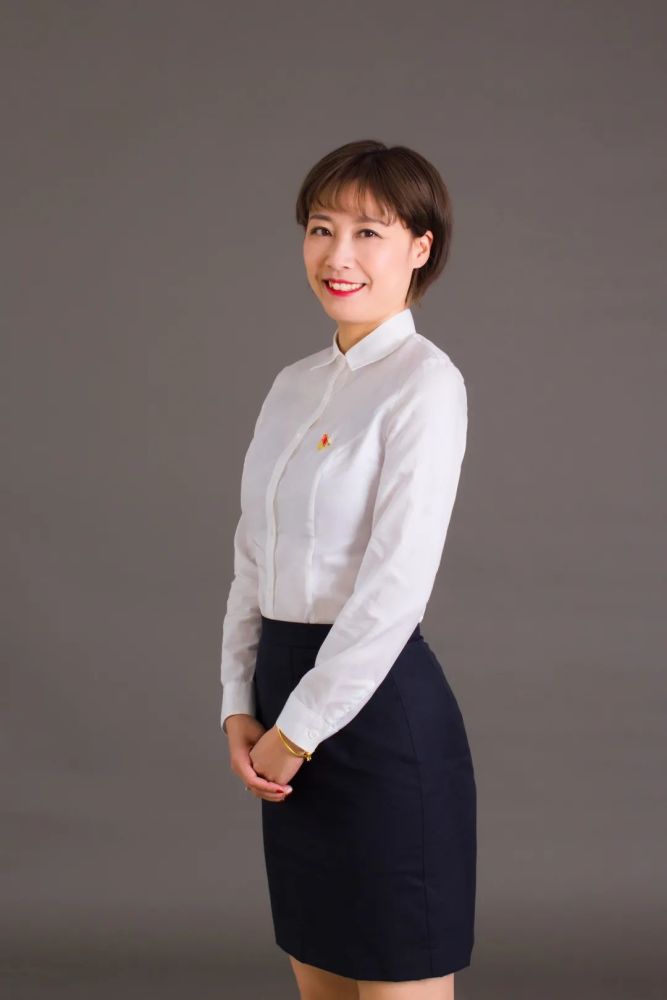 何晶莲都区东港学校数学老师,教龄4年.