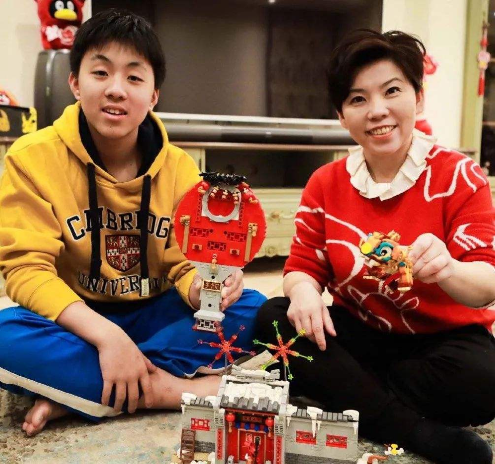 邓亚萍一家为爱子庆生16岁儿子身材魁梧长相成熟被指似许昕