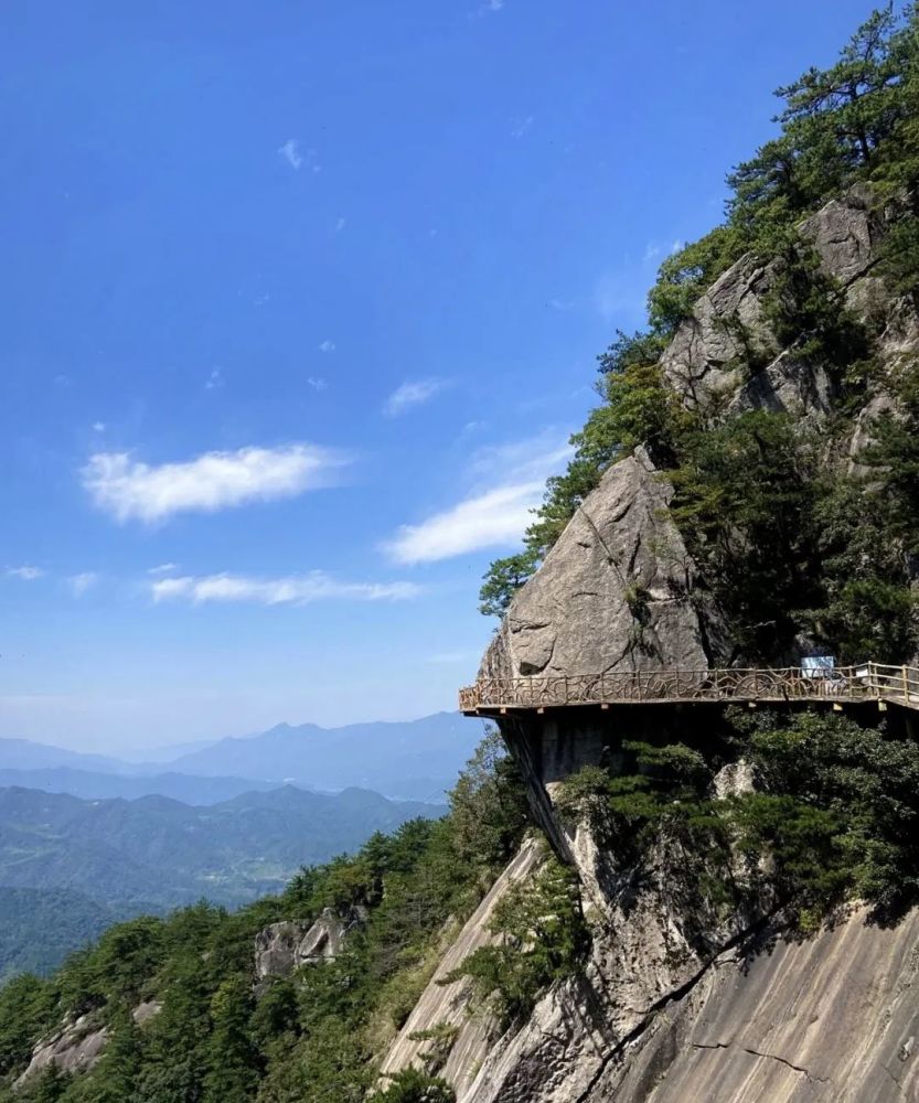 户外徒步踏青大别山之春杜鹃花季秘境轻徒步马鬃岭瀑布与峡谷天堂寨十