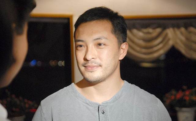 在富大龙的诗集中,有这样一句话,娱乐演员和金钱都不是我们崇拜和追随