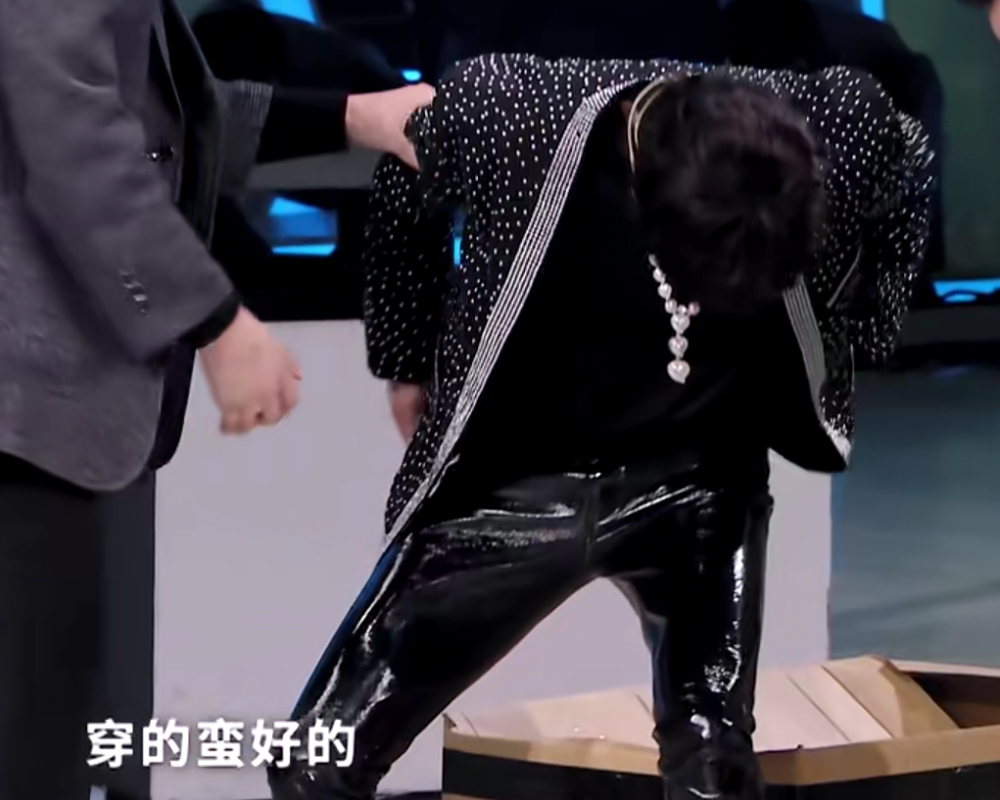 但华晨宇并不是摇滚歌手,他这次穿着皮裤来,只为了一个功能——防水!