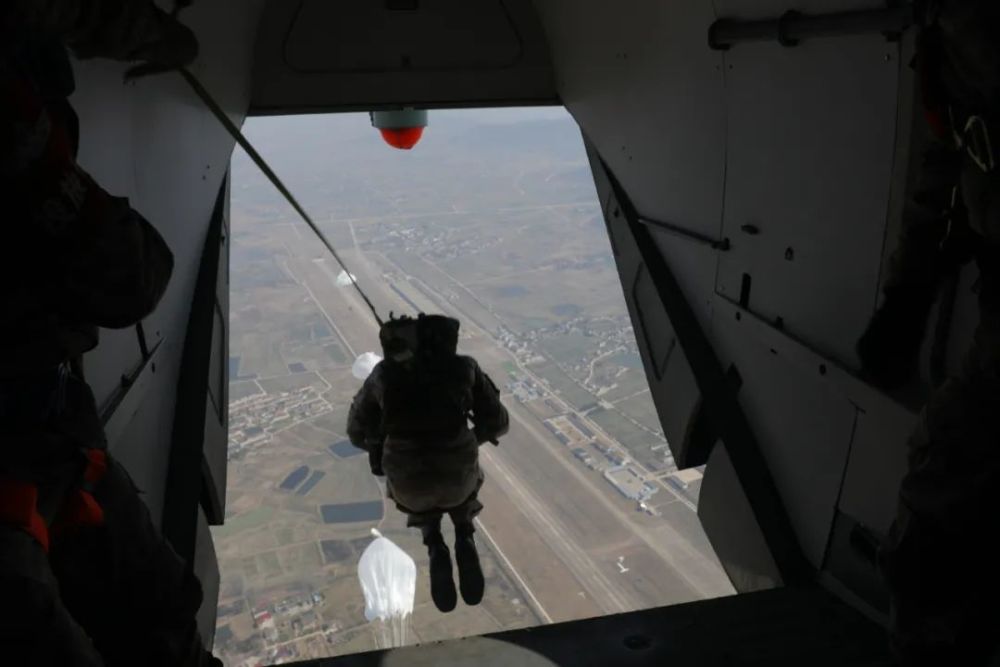 高难度！蛟龙突击队开展多伞型跳伞训练2019年阿联酋航空旅客