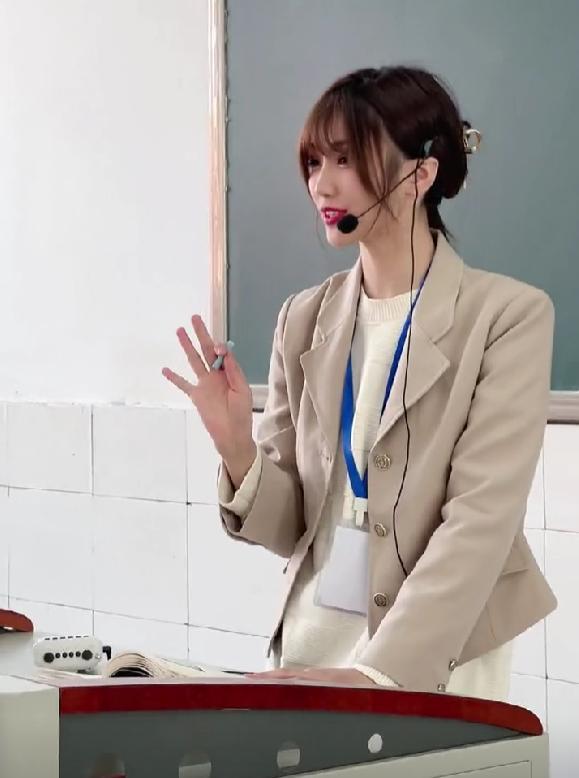 大学课堂上美女教师讲课火了网友现在复读还来得及吗