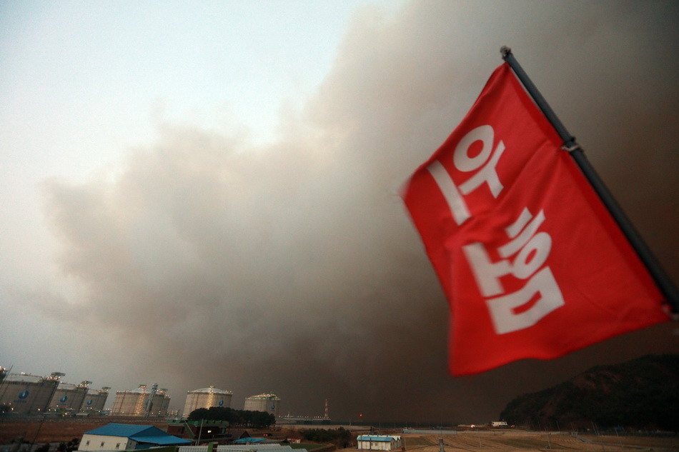 多图直击｜韩国十年来最严重山火进入第四日，一度逼近核电站002375亚厦股份