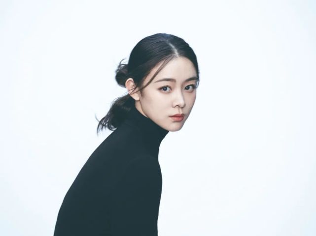 华宵一年少成名,2009年第九届"桃李杯"舞蹈比赛中,以作品《罗敷行》