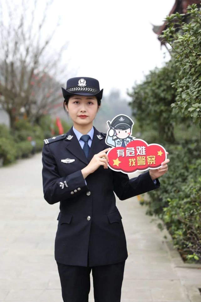 新津公安最美女神节穿汉服显柔情穿警服守平安