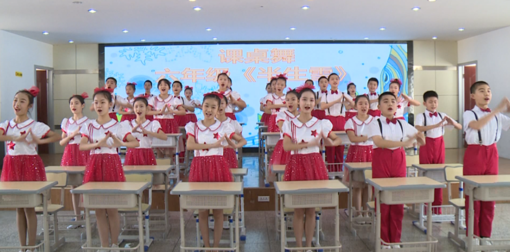 开局看亮点奎屯市第四小学多彩课桌舞为校园添活力