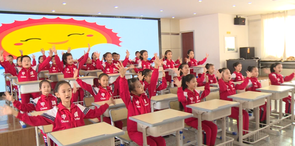 开局看亮点奎屯市第四小学多彩课桌舞为校园添活力