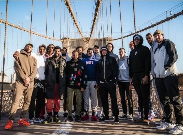 nba-篮网16人大合照出炉!杜兰特欧文不是c位,仅德拉蒙德缺席