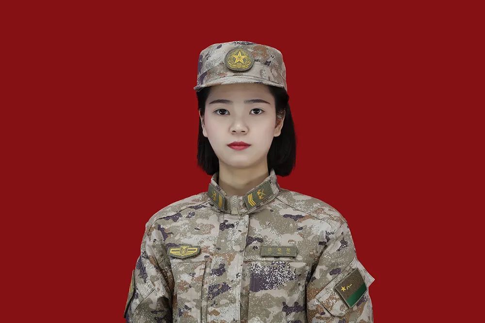 靚女兵戴上新軍銜