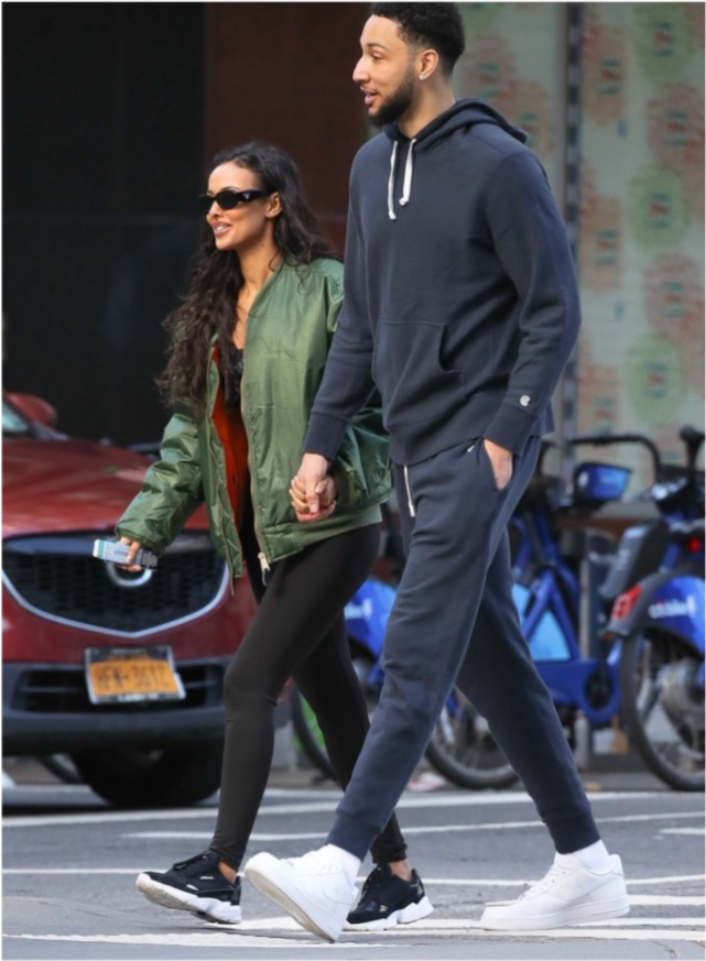 西蒙斯携女友现身纽约街头散步 两人一路有说有笑恩爱甜蜜|本·西蒙斯