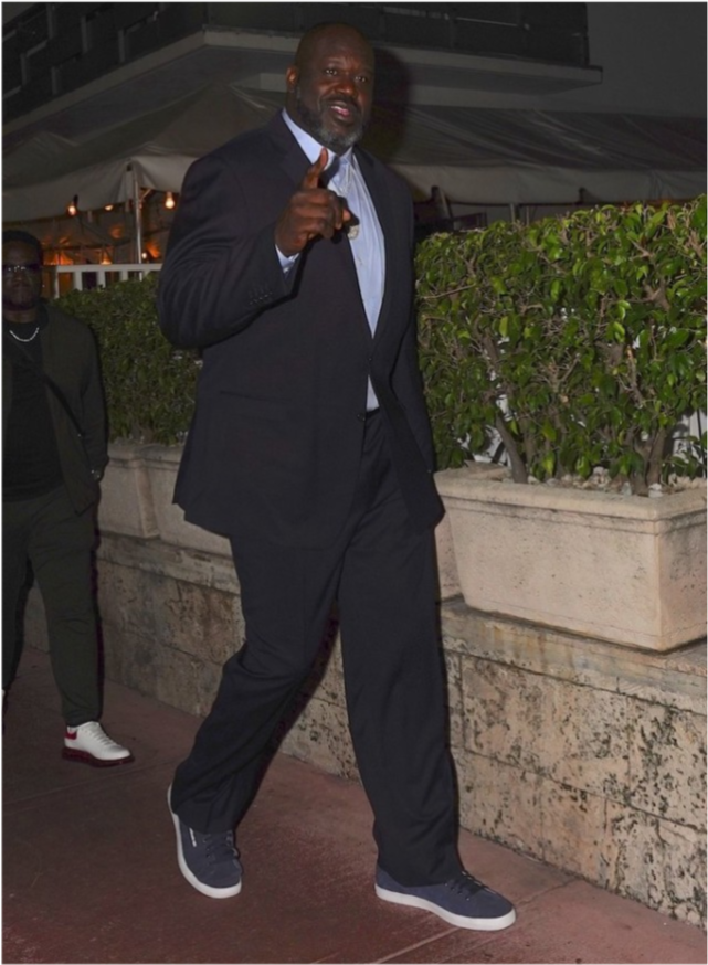 奥尼尔举行50岁生日晚宴西装革履现身面对镜头开怀大笑