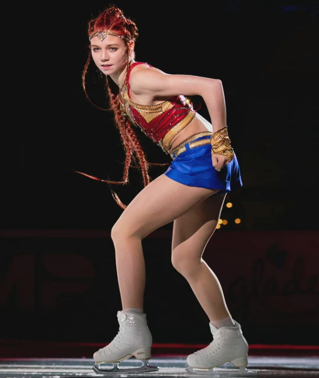 特鲁索娃再现经典蟹步长裤羽绒服难挡热爱与师姐开心滑冰