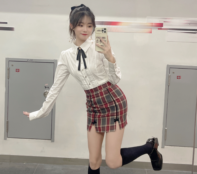 小钰身材太绝了黑丝短裙配逆天大长腿连生图都挡不住完美比例