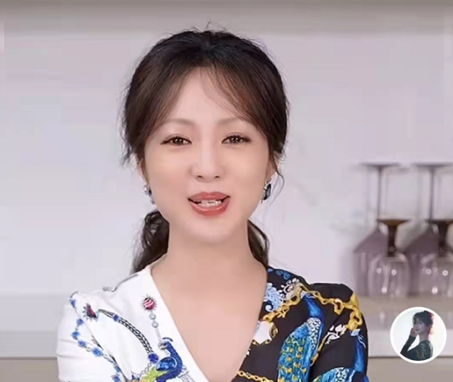 前央视主持人李蜜近照曝光,耳朵上戴钻石耳环,还成农产品推荐官