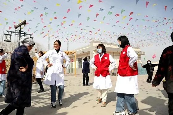 文明实践中心,为麦盖提围棋,象棋,绘画,书法等爱好者们传授相关知识