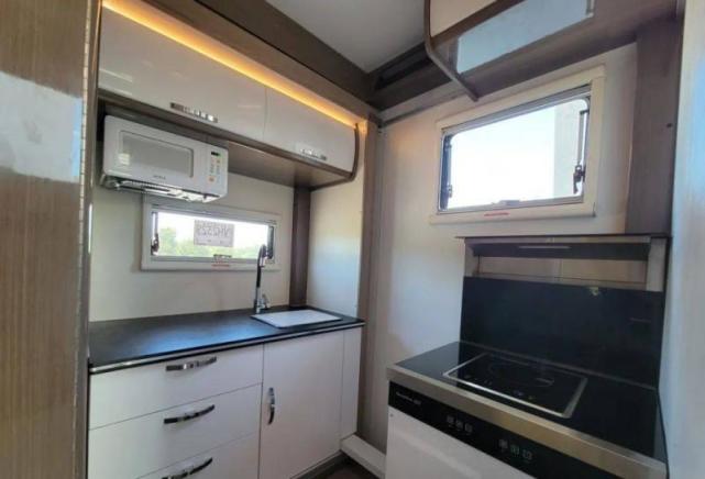 依维柯房车也能越野?独立厨房猛火炒菜不怕呛,出厂自带14多度电