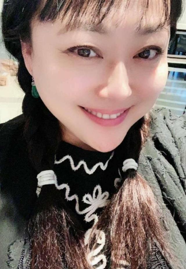 她曾有過一段失敗的感情婚姻,離婚後,李菁菁和現任老公劉振相識相戀